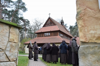 przed kaplicą w Laskach